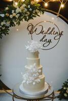 elegant Hochzeit Kuchen mit Blumen und Sukkulenten foto