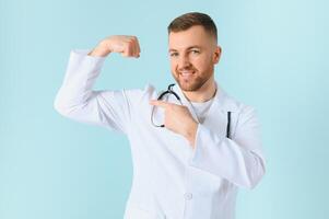 männlich Arzt Show stark Arm zu Sie foto