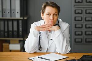 Porträt von Frau Arzt im Krankenhaus foto