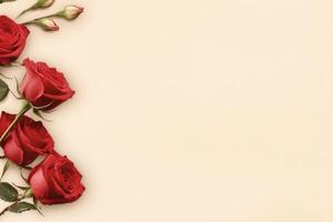 rot Rosen auf Beige Papier Hintergrund mit Kopieren Raum Karte. st. Valentinstag Tag Poster. ai generiert foto