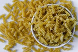 getrocknet Fusilli Pasta im Schüssel zum Kochen foto