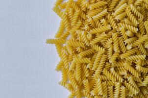 getrocknet Fusilli Pasta isoliert auf Weiß Hintergrund foto