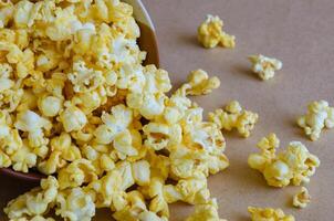 Karamell Popcorn verschütten aus von Schüssel foto