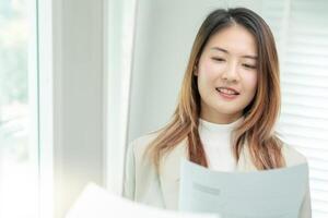 schön Frau vorbereiten Vor Job Interview, Gebäude Vertrauen, Job Bewerber fortsetzen zu Position Stellenangebote, finden Mensch. Mensch Ressource, Briefe, Kompetenz, Neu Absolvent, suchen zum Arbeit foto