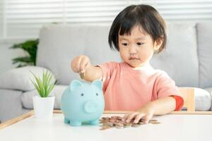 Geld sparen. kinder, die münzen zum sparen einlegen. Vermögen, Finanzen, Versicherungen, Geldanlage, Bildung, Zukunft, Leben planen, Lernen, Bankwesen, Familie, Gesundheit, Kranken- und Unfallversicherung. foto