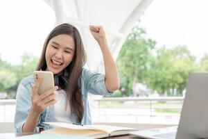 schön Schüler asiatisch Frau mit Überraschung bekannt geben Finale Prüfung. Lächeln Mädchen glücklich im Hochschule Campus. Porträt weiblich auf International Asien Universität. Ausbildung, lernen, Schule, glücklich foto