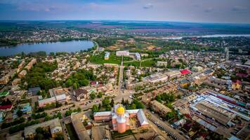 ein atemberaubend Antenne Aussicht von ein Stadt mit ein heiter See. ein Antenne Aussicht von ein Stadt mit ein See im das Hintergrund foto