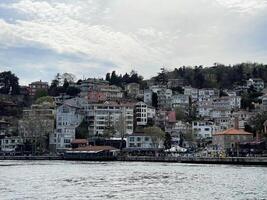 17 von April 2023 - - Istanbul, Truthahn - - Aussicht von das asiatisch Teil von Istanbul über das Bosporus foto