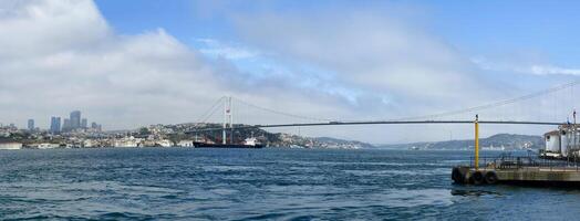 das Bosporus Brücke von das asiatisch Seite von Istanbul, Truthahn foto