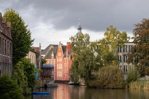 idyllisch Kanal Szene im Gent, Belgien. charmant Häuser, still Reflexionen, und heiter Boote auf ein friedlich Wasserweg foto
