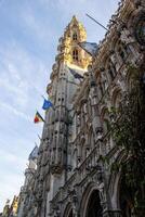 majestätisch Brüssel Stadt, Dorf Halle auf großartig Platz mit Belgier und EU Flaggen - - ein gotisch architektonisch Meisterstück foto
