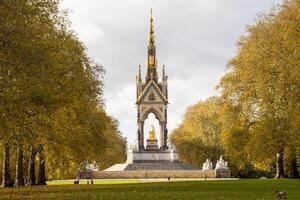 das majestätisch albert Denkmal umgeben durch das Herbst Pracht von Kensington Gardens, London foto