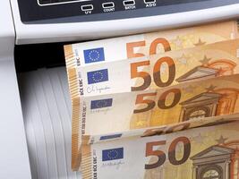 europäisch Geld im ein Zählen Maschine foto