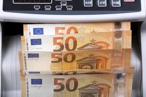europäisch Geld im ein Zählen Maschine foto