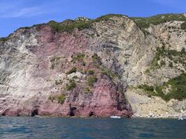 ein groß Felsen Formation mit rot und Rosa Farben foto