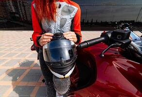 Frau genießen ein Reiten auf ihr Motorrad. ein Frau Sitzung auf ein Motorrad mit ein Helm auf foto