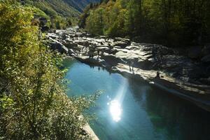 ein Fluss mit ein Brücke foto