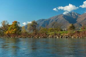 Herbst Landschaft mit See foto