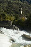 ein Fluss mit Felsen foto