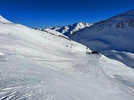 Winter Landschaft. Berg Gipfel Schnee. Januar Hintergrund. alpin Landschaft. Sport. Berge. Schweiz. Abenteuer. extrem. foto