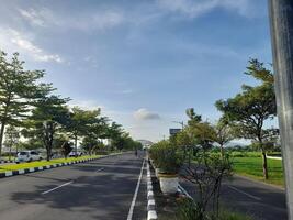 ein Aussicht von das Straße, Bäume und Himmel auf Lombok Insel, Indonesien foto