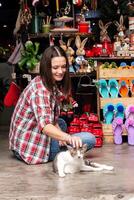 Frau Petting Katze Wer Leben im Geschenke speichern, umgeben durch charmant Geschenke. foto