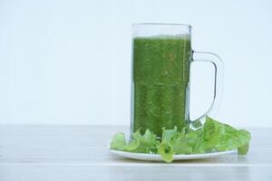 Grün Smoothie organisch Kräuter- Gemüse im Glas. Konzept, gesund Getränk zum Gesundheit. Gut Sein und Gewicht Verlust Speisekarte. hausgemacht erfrischend Getränke. hoch Fasern, Entgiftung. foto