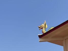 Chinesisch traditionell Drachen auf Dach foto
