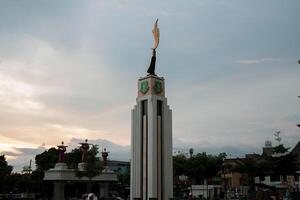 Sukabumi, Indonesien - - Januar 14 .. 2024 - - kujang Monument, sukabumi Stadt Platz oder Tugu kujang alun alun kota sukabumi mit Sonnenuntergang Himmel Wolke auf Dämmerung foto
