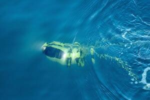 U-Boot unter Wasser Drohne erkunden das Abgrund foto