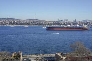 Öl Tanker Schiff Vorbeigehen im Marmara Meer Aussicht von Topkapi Palast Istanbul Truthahn foto