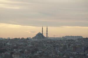 Istanbul Antenne Stadtbild beim Sonnenuntergang von Galata Turm suleymaniye Moschee foto