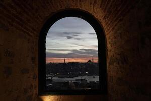 Istanbul Antenne Stadtbild beim Sonnenuntergang von Galata Turm Fenster foto