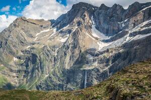 szenisch Aussicht von berühmt Kreis de Gavarnie mit Gavarnie fallen im Pyrenäen National Park. foto