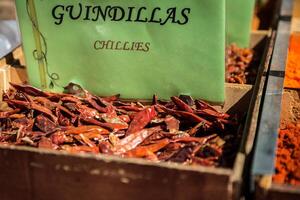 Gewürze Geschäft beim das orientalisch Markt im Granada, Spanien foto