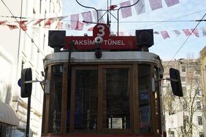 historisch retro Istanbul Taksim Straßenbahn rot Wagen foto