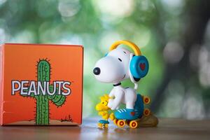 Bangkok, Thailand - - Februar 8, 2024 ein Spielzeug von Snoopy, Walze skaten, süß Spielzeug von Pop Mart das Beste freunde Serie zahlen foto