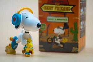 Bangkok, Thailand - - Februar 5, 2024 ein Spielzeug von Snoopy, Walze skaten, süß Spielzeug von Pop Mart das Beste freunde Serie zahlen foto