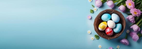 ai generiert horizontal Banner, Ostern, Korb mit gemalt Eier, Nest, oben Sicht, Blau Hintergrund, lila Frühling Blumen, Platz zum Text foto