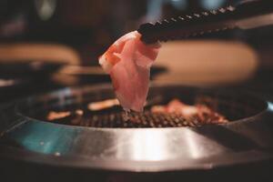 ein Stück von roh Rindfleisch Schweinefleisch zum Grill foto