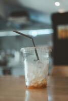 leeren mit wenig links vereist Kaffee im ein transparent Plastik Tasse foto