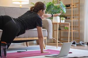 Frauen sind dehnen, beim heim, und Fitness Frauen Übung oder tun Yoga im ihr Schlafzimmer zum Gesundheit und Wellness ein gesund, Ruhe weiblich Person Ausbildung oder Arbeiten auf das Haus Boden. foto