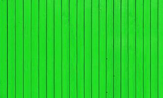 hölzern Zaun mit parallel Bretter mit Grün malen. foto