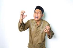 wütend asiatisch Muslim männlich schreiend mit greifen Hand isoliert auf Weiß Hintergrund foto