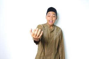 überrascht asiatisch Muslim Mann präsentieren mit Palme mögen halten Schüssel isoliert im Weiß Hintergrund foto
