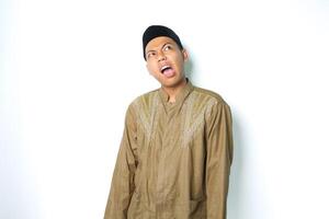 nachdenklich asiatisch Muslim Mann tragen koko Kleider verwirrt isoliert auf Weiß Hintergrund foto
