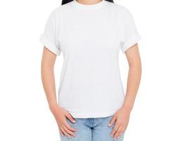 weibliches T-Shirt Nahaufnahme - Mädchen im stylischen T-Shirt isoliert foto