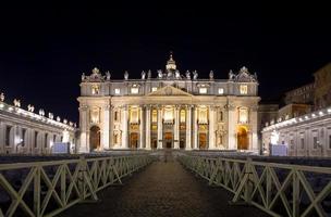 Petersdom in der Vatikanstadt bei Nacht beleuchtet, Meisterwerk von Michelangelo und Bernini foto