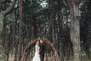 Spaziergang des Brautpaares durch den Herbstwald foto