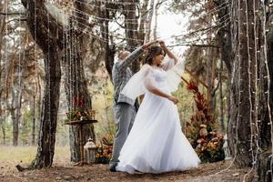 Mann und Frau haben sich im Herbstwald verlobt foto